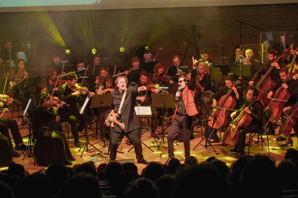 DER KÖNIG DER LÖWEN The Music Live in Concert Die mitreißende Musik von Sir Elton John und Hans Zimmer zusammen in einem einzigartigen Konzerterlebnis, das berührt und begeistert! Mit Orchester, Solisten, Chor und Leinwand Animationen.