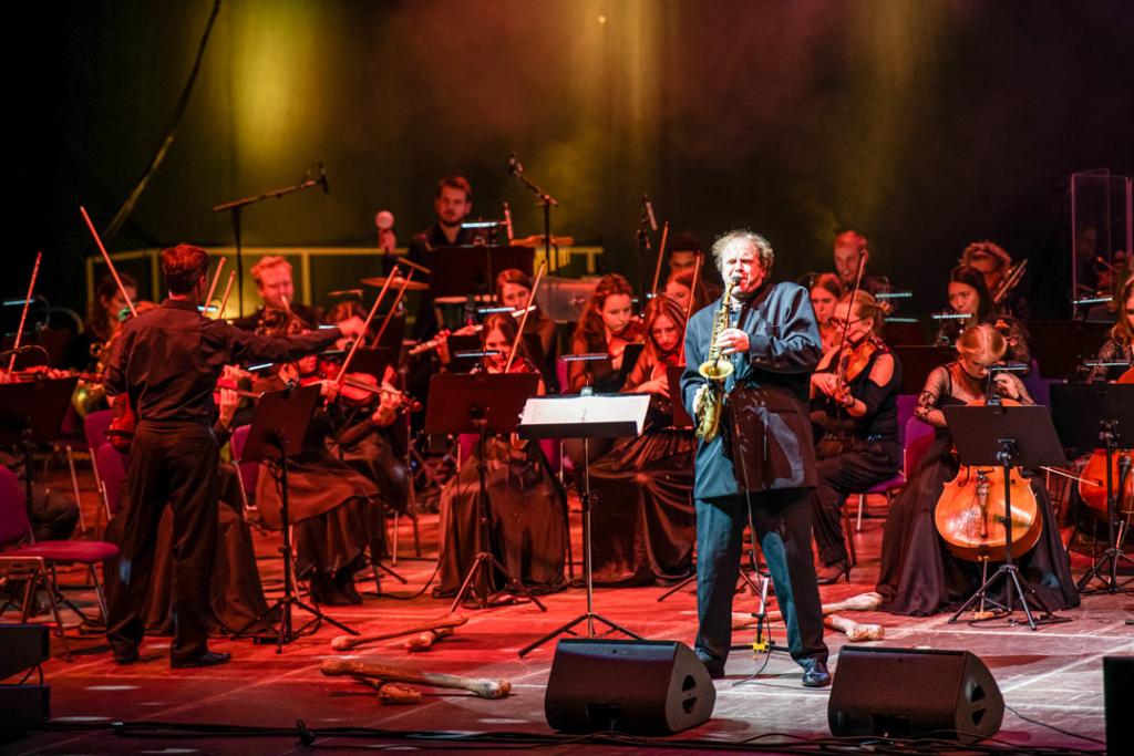 DER KÖNIG DER LÖWEN The Music Live in Concert Die mitreißende Musik von Sir Elton John und Hans Zimmer zusammen in einem einzigartigen Konzerterlebnis, das berührt und begeistert! Mit Orchester, Solisten, Chor und Leinwand Animationen.