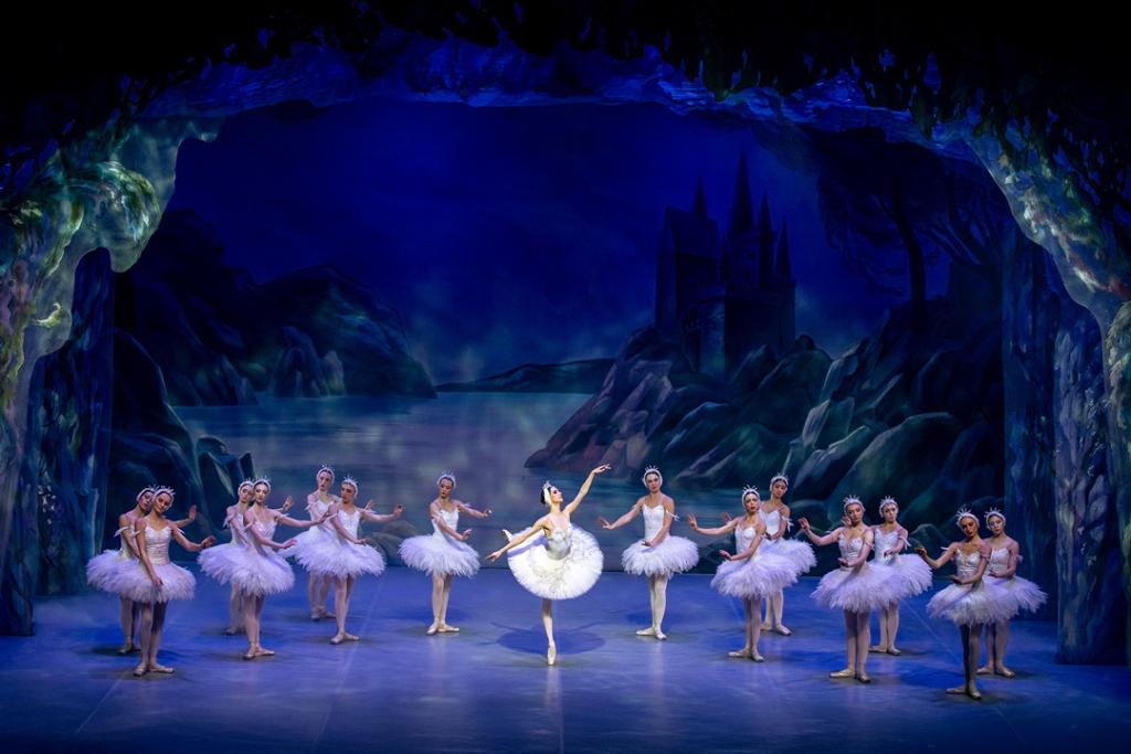 Schwanensee Präsentiert von dem Royal Classical Ballet Die Geschichte von Prinz Siegfried, Prinzessin Odette und dem Zauberer Rotbart erzählt von der Liebe, die über finstere Mächte triumphiert. Das Royal Classical Ballet bringt sie mit perfekter Technik auf die Bühne.