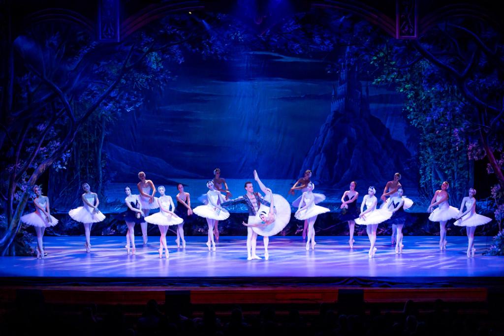 Schwanensee Präsentiert von dem Royal Classical Ballet Die Geschichte von Prinz Siegfried, Prinzessin Odette und dem Zauberer Rotbart erzählt von der Liebe, die über finstere Mächte triumphiert. Das Royal Classical Ballet bringt sie mit perfekter Technik auf die Bühne.