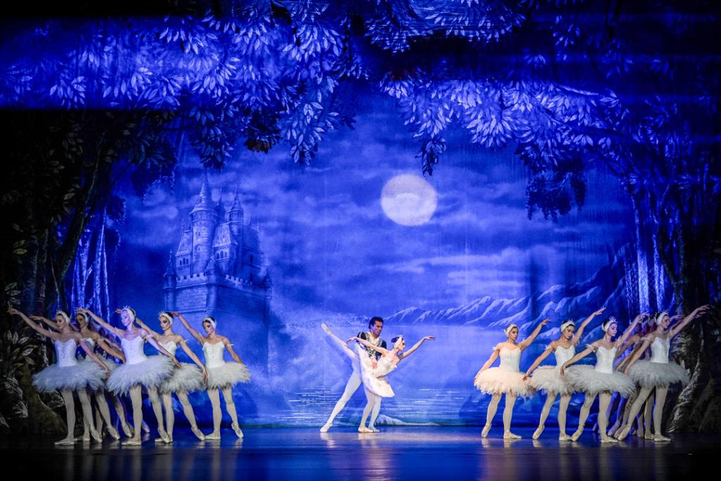 Schwanensee Präsentiert von dem Royal Classical Ballet Die Geschichte von Prinz Siegfried, Prinzessin Odette und dem Zauberer Rotbart erzählt von der Liebe, die über finstere Mächte triumphiert. Das Royal Classical Ballet bringt sie mit perfekter Technik auf die Bühne.