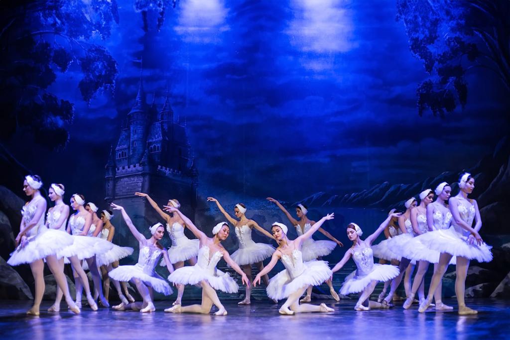 Schwanensee Präsentiert von dem Royal Classical Ballet Die Geschichte von Prinz Siegfried, Prinzessin Odette und dem Zauberer Rotbart erzählt von der Liebe, die über finstere Mächte triumphiert. Das Royal Classical Ballet bringt sie mit perfekter Technik auf die Bühne.