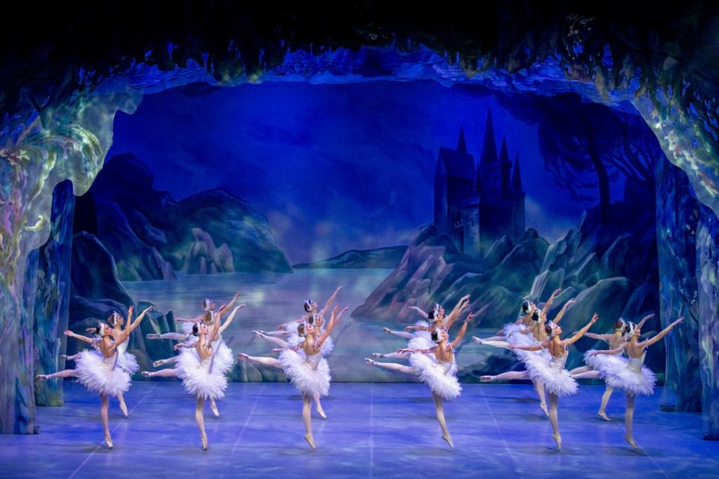 Schwanensee Präsentiert von dem Royal Classical Ballet Die Geschichte von Prinz Siegfried, Prinzessin Odette und dem Zauberer Rotbart erzählt von der Liebe, die über finstere Mächte triumphiert. Das Royal Classical Ballet bringt sie mit perfekter Technik auf die Bühne.