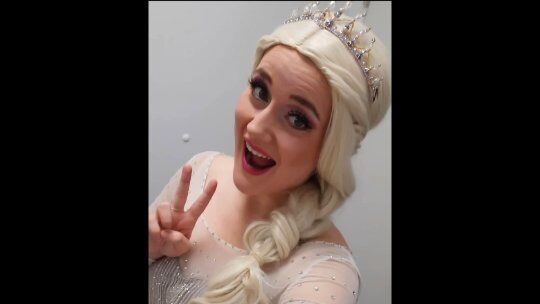 Was wäre unsere Show "Die Eiskönigin on Ice" ohne DIE Eiskönigin Elsa? ;)

Die Figur “Elsa” fasziniert seit Jahren millionen von Menschen weltweit. Mit ihren Unsicherheiten, ihren Ängsten, ihren Höhen und Tiefen, ihren Schwächen und ihren starken Kräften ist sie so vielseitig und wirkt dennoch menschlich. Wer liebt es nicht zu beobachten, wie dieses kleine Mädchen mit einer besonderen Gabe zu einer Königin heranwächst, und mit so vielen Herausforderungen konfrontiert wird. Ja, diese Geschichte berührt und ermutigt so viele Menschen. Da musste natürlich eine richtige Power-Frau her, um diese Rolle zu besetzen.

Wir sind sehr glücklich dass @aniekmommers (NL) die Qualitäten mit sich bringt, dieser besonderen Rolle Elsa gerecht zu werden. Elsa's Stärke kommt durch Anieks kraftvolle Stimme richtig zur Schau. Das musst du einfach LIVE erleben. 

@eiskoeniginonice 
@lisamaria_sonderegger
@samuelmeister123
@aniekmommers
@yonatanpandelaki 
@bandur_
@stepanryabov
@_dana_shah_
@stepanryabov
@highlightconcerts
@agenda_production
@eiskoeniginonice
@yonatanpandelaki
@evayakovleva___
@michelllamas_
@duoaliveameydioni
@raikohernandezpimienta
@ameliareyes___95
@max_galevi
@tancatajs
@r_kronis
@chris_rod206 
@_black_icee_
@elijah_where 
@safrosha44
@yuniorgongoraluna87
@ev.bayer