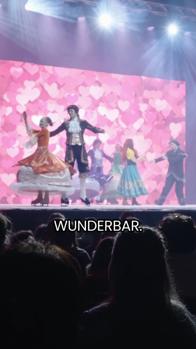 Die Begeisterung ist ansteckend! 🪄

Familien berichten von den Songs, den Tänzern und der Magie auf der Bühne.

💙 Werde Teil des Abenteuers von Elsa, Anna & Olaf.

Eiskönigin 1&2 | Musik-Show auf Eis | Like-Ice | Tour 25/26