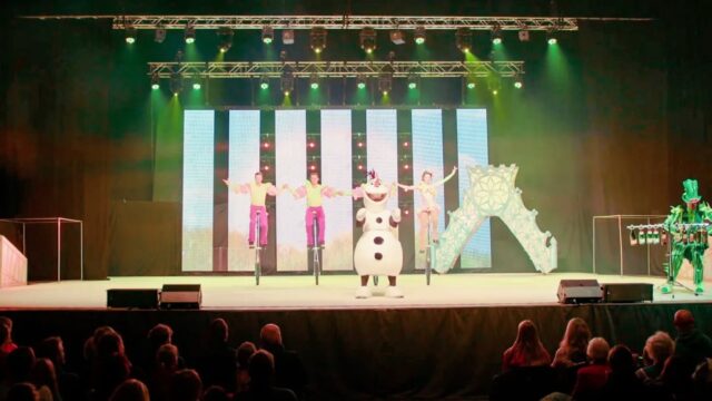 Happy Snowman Day! Swipe rechts ➡️ wusstet ihr, dass der 18.Jan ein Weltschneemanntag Tag ist? Wieder was gelernt, oder? ☃️ Die Figur vom unseren beliebten Schneemann Olaf ist so vielseitig, witzig, naiv, nachdenklich, und doch voller Lebensfreude. Das alles zu verkörpern ist keine leichte Aufgabe. Dazu noch ganz im Schneemann-Kostüm. Es ist eine Herausforderung für unseren Olaf-Darsteller @yonatanpandelaki (IND), die er mit Bravour meistert.

Swipe weiter um ein exklusives behind the scene Soundcheck Performance von ihm zu schauen. Seid ihr auch ein Fan von Olaf? Schreibt gerne im Kommentar unten, was ihr so toll an ihm findet. Die nächsten Tage werdet ihr unsere anderen Darsteller auch näher kennen lernen.
#HappySnowmanDay #Frozen #OnIce #FrozenOnIce #OnTour
Profile pic by @ev.bayer