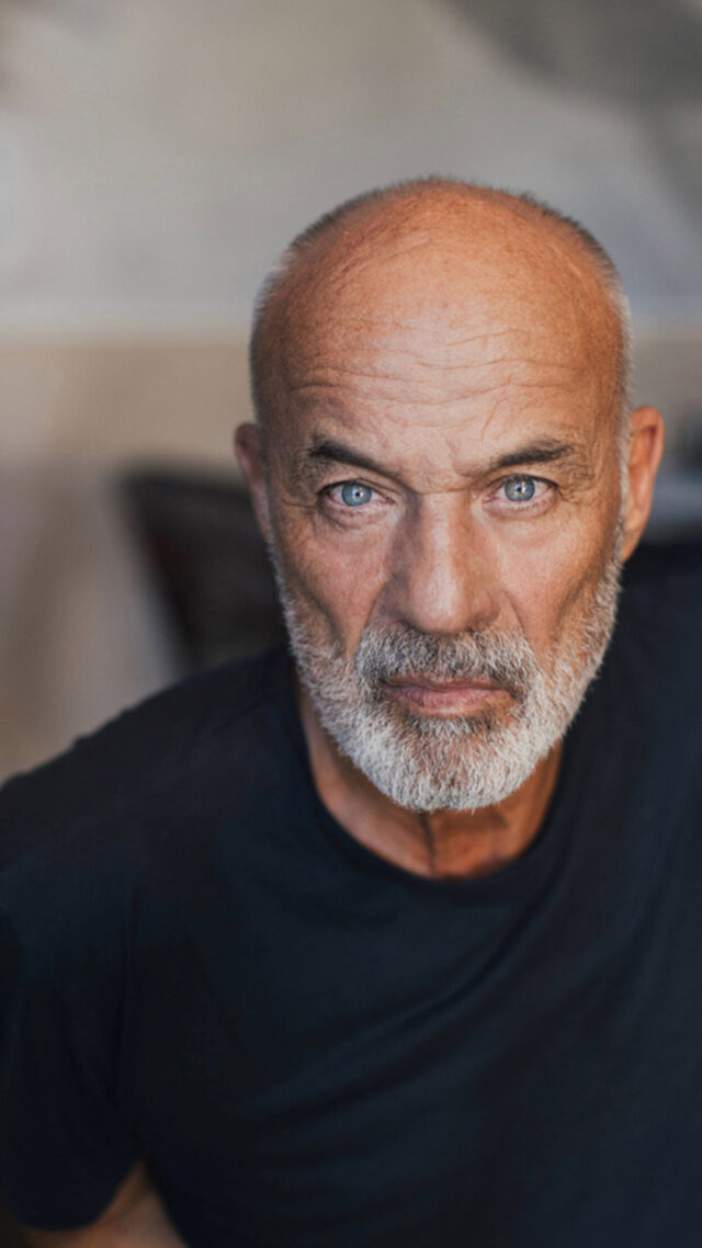 Heiner Lauterbach  steht 2027 live auf der Bühne – mit einem Programm, das Literatur, Blues und große amerikanische Geschichten zusammenbringt.

Worum es bei „Like a Hobo“ geht? Das erzählt @heiner.lauterbach euch am besten selbst. 👆
🎟️ Der Vorverkauf ist gestartet. Link in der bio. 

Weltliteratur & Roots-Musik | COLOGNE BLUES CLUB | Timo Gross | Tour 2027