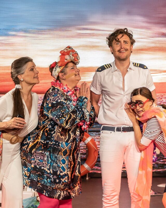 Anke, Bärbel und Claudia gehen 2027 wieder auf Tour und bringen jede Menge Humor, Musik und Chaos auf die Bühne. Mit dabei: der charmante Steward Miguel, der die Reise der drei Freundinnen ordentlich durcheinanderwirbelt.

Alle Termine findet ihr in den Bildern 👉
Wo sehen wir uns? 👀

Weiber 2.0 | Musikkomödie | Tour 2027