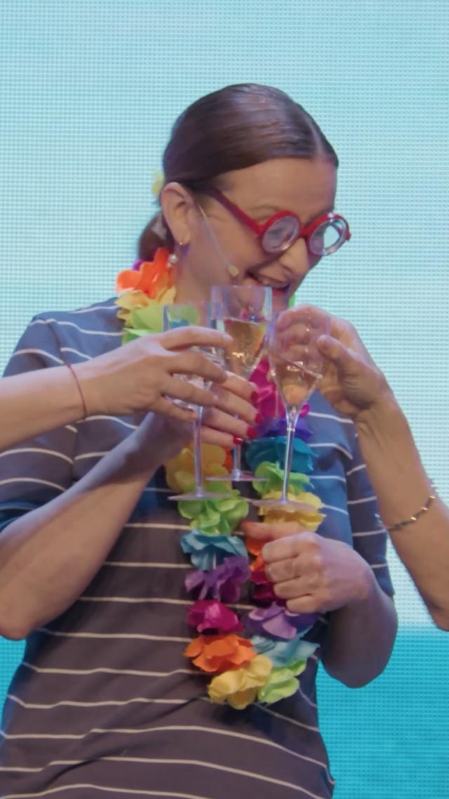 🥂 Auf das Wochenende!

Und auf die beste Nachricht der Woche: Der Vorverkauf für WEIBER ist gestartet! 🎉

Schnappt euch eure Freundinnen, sichert euch die besten Plätze und freut euch auf einen Abend voller Lacher, Musik und bester Unterhaltung.

Weiber 2.0 | Musikkomödie | Tour 2027
