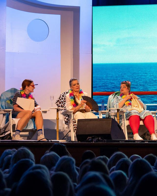 🥂 Sommer, Sonne und beste Freundinnen!

Anke, Bärbel und Claudia haben ihre Reisepläne schon gemacht. 💃🛳️ Und ihr? Was sind eure Pläne für den Sommer? 🌴🍹 

📸: Marco Göpel

Weiber 2.0 | Musikkomödie | Tour 2027