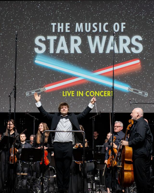 Die Macht der Musik kehrt zurück 🌌 2027 ist „The Music of Star Wars – Live in Concert“ wieder auf Tournee. Dirigiert von Radosław Droń, live gespielt vom Orchester und Chor der Cinema Festival Symphonics.

Die Reise durch die Galaxie geht weiter. ⭐ Link in die Bio. 
📸 Pavel Pass
The Music of Star Wars | Live in Concert | Filmmusik | Tour 2027
