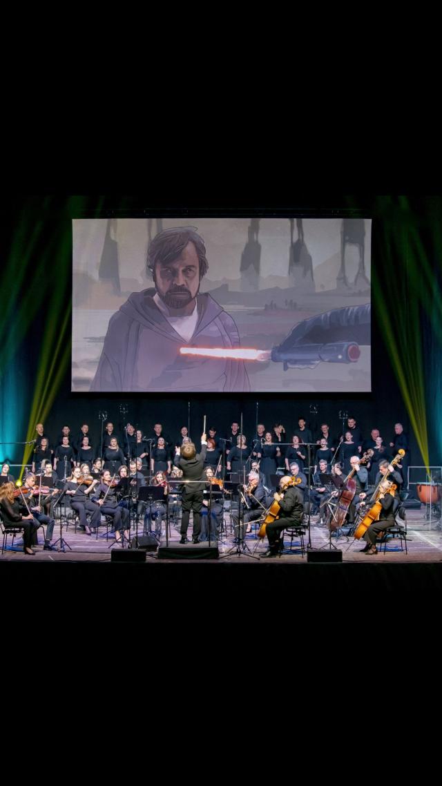 Kaum eine Filmmusik hat so viele Menschen geprägt wie diese.

Welche Erinnerung verbindet ihr mit den Klängen von „Star Wars“? 🌌

Wir freuen uns jedes Mal aufs Neue, diese legendären Melodien gemeinsam mit euch live erleben zu dürfen.

The Music of Star Wars | Live in Concert | Filmmusik | Tour 2027
